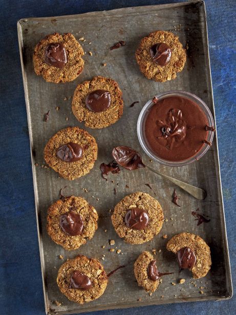 Galletas de avena, dátiles y canela con crema de cacao casera