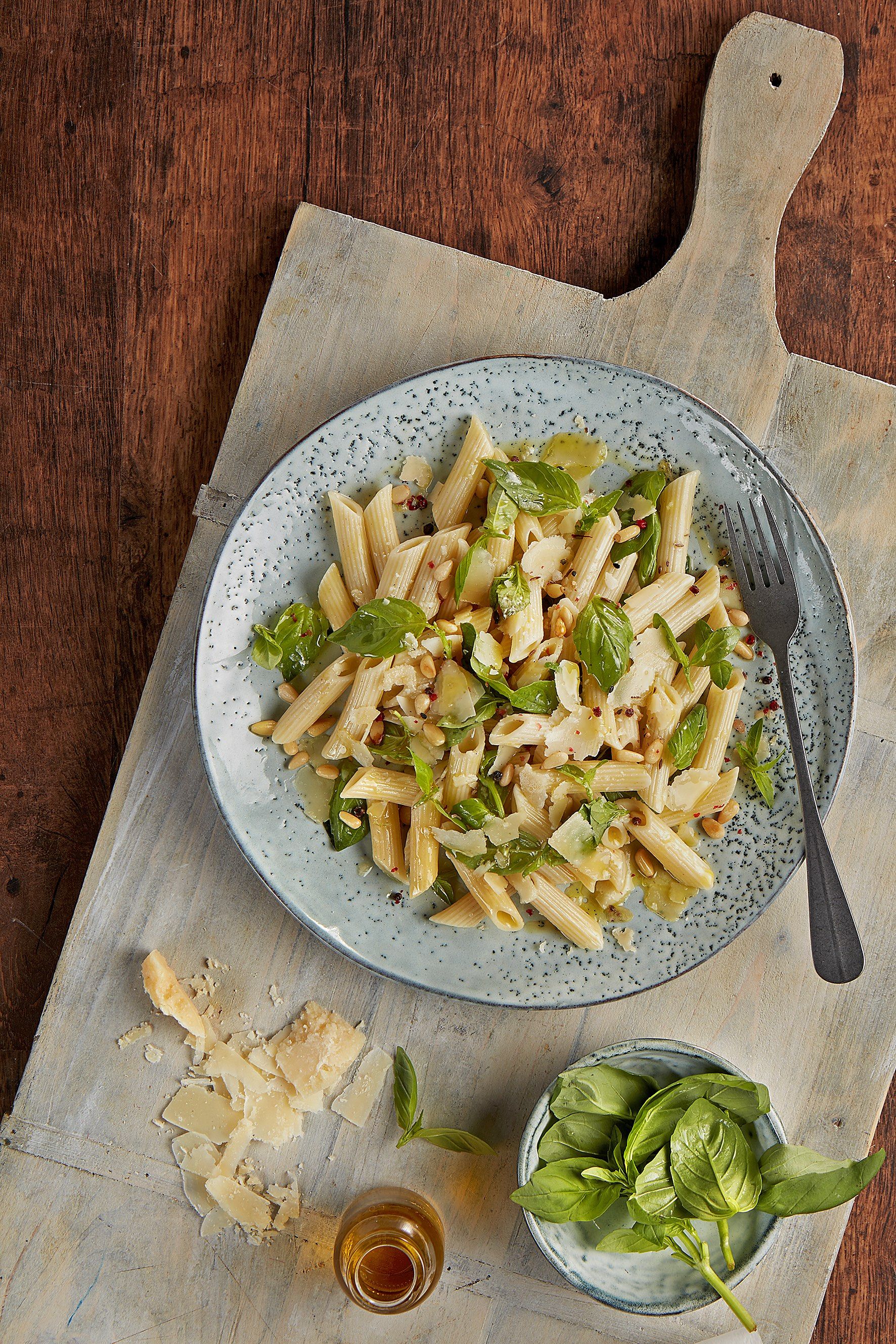 Macarrons ratllats amb alfàbrega i pinyons