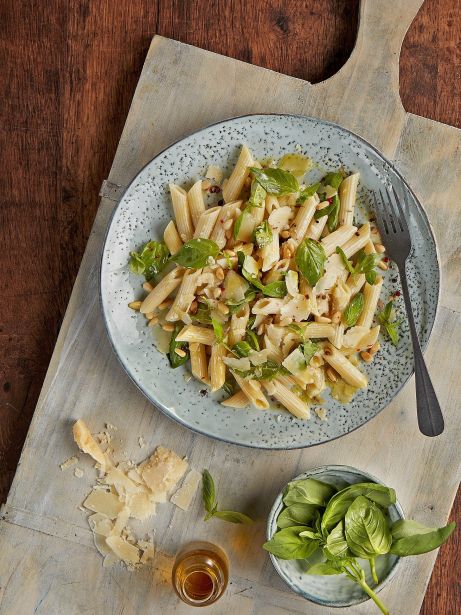 Macarrones rallados con albahaca y piñones