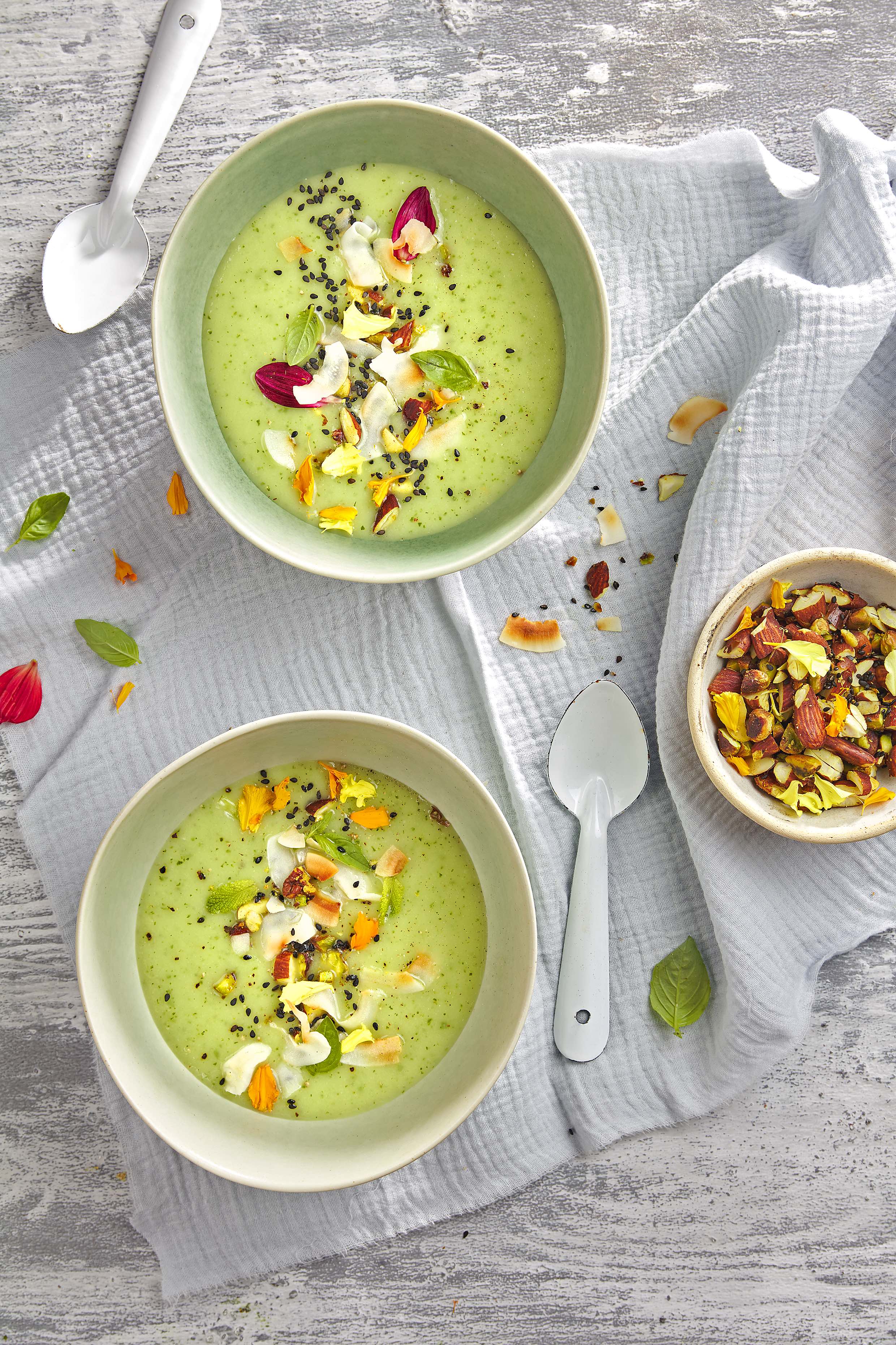 Sopa de meló i llet de coco amb crocant de fruita seca