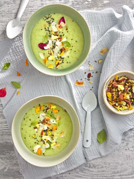 Sopa de melón y leche de coco con crocante de frutos secos