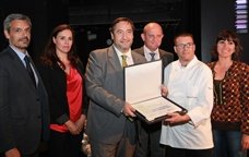 El guanyador del Concurs, Ernest Righetti, rep la placa distintiva 