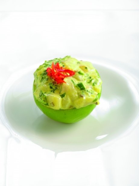 Lima rellena de tartar de vieiras