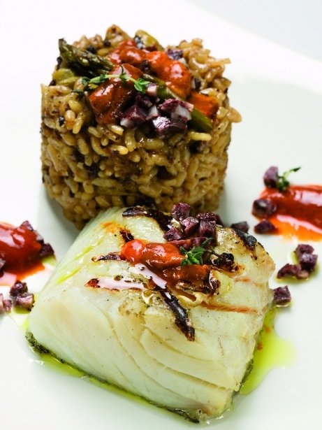 Bacalao a la brasa con arroz de butifarra negra y erizos de mar