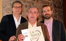 Eduard Crespo recollint la Llesca d'Or amb Raimond Blasi i Eduard Verdaguer