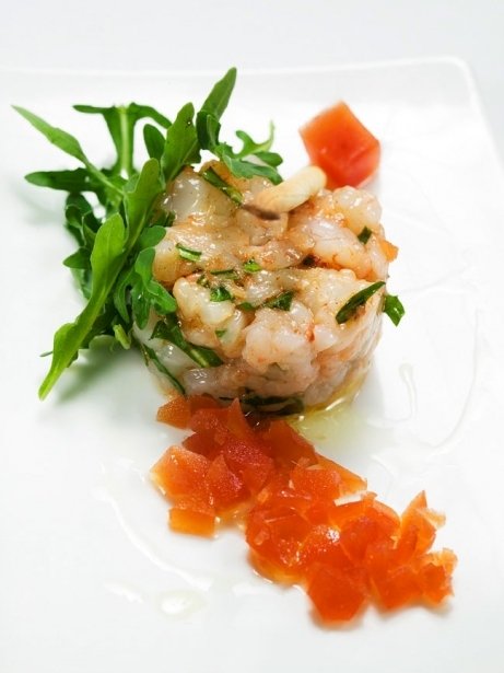 Tártaro de gamba con gelatina de tomate salada