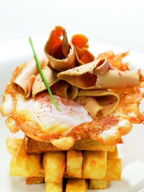 Huevo frito de pata con patatas doradas y foie gras fresco