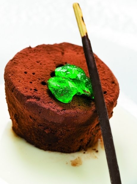 Bizcocho esponjoso de chocolate con manjar blanco cremoso