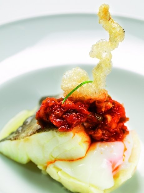 Bacalao con pimiento y tomate sobre patata y huevo