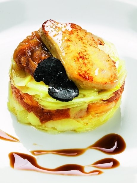 Lasanya de patata amb foie gras i ceba caramel·litzada