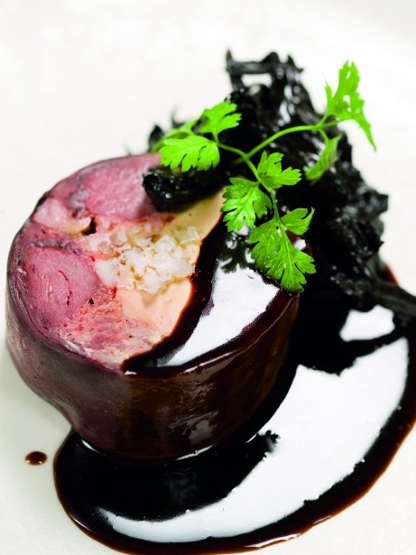 Liebre rellena de foie, puré, trompetas de la muerte y chocolate