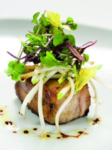 Terrina de manitas de cerdo con pasas y piñones y ensalada de manzana y apio