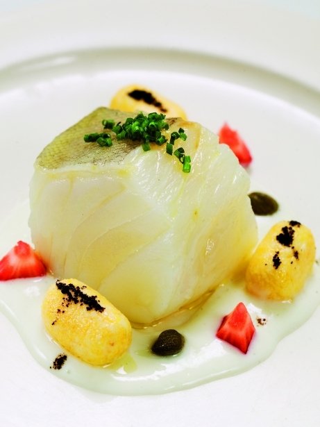 Bacalao, ñoquis de polenta con leche de oveja, alcaparras y café