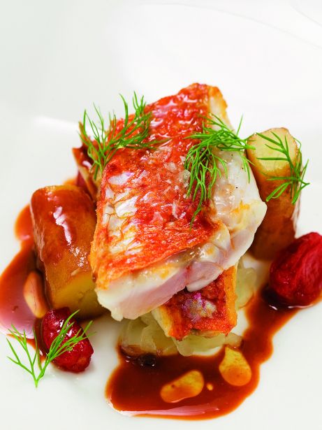 Salmonete de roca, patatas, pasas de tomate y cebolla al laurel