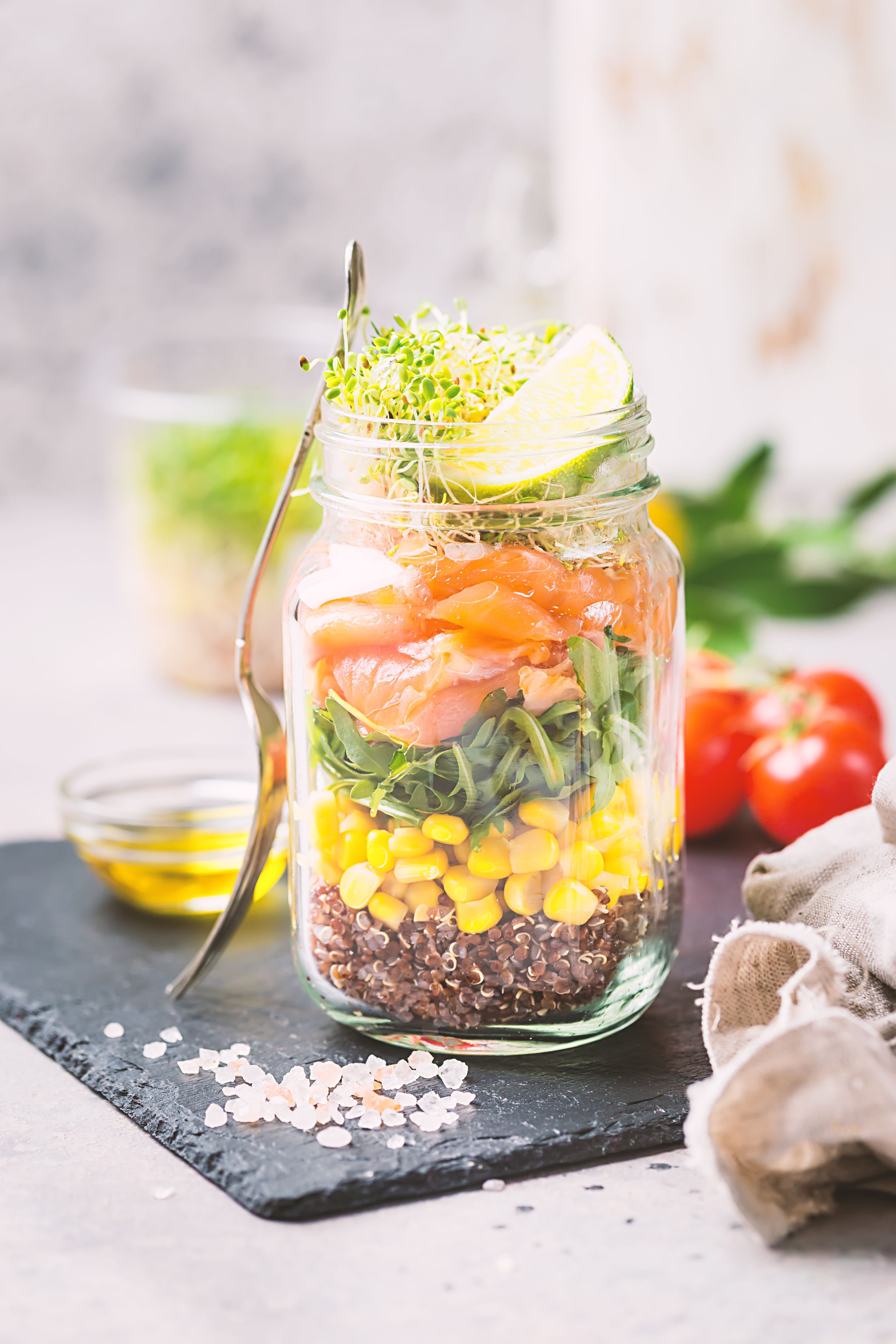 Amanida de quinoa vermella, blat de moro i salmó
