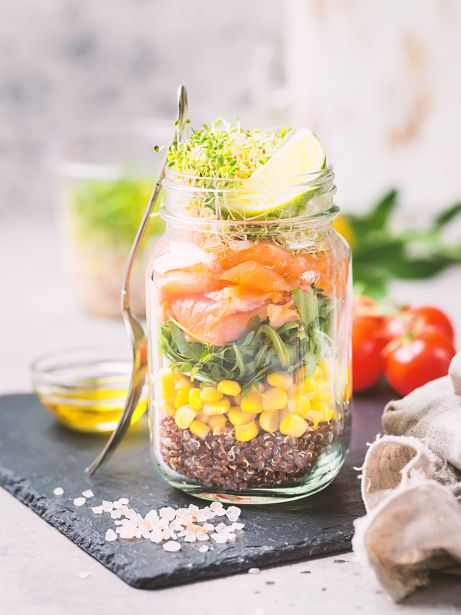 Amanida de quinoa vermella, blat de moro i salmó