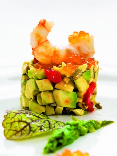 Aguacate con gambas y pimiento con aceite de huevos de trucha de río