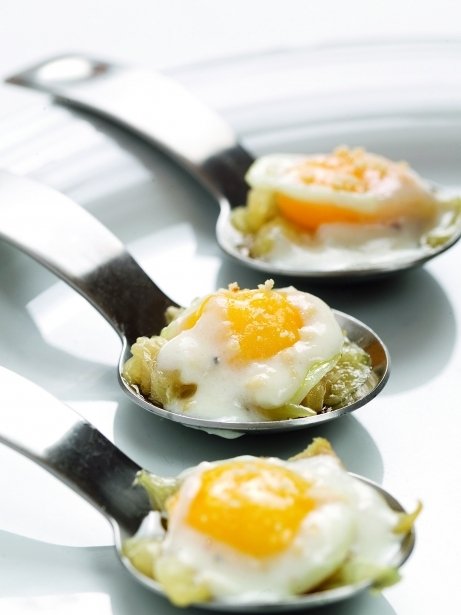 Huevos poché de codorniz con cebolla y cremoso de queso de cabra