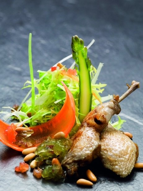 Ensalada de codorniz escabechada con uva y piñones