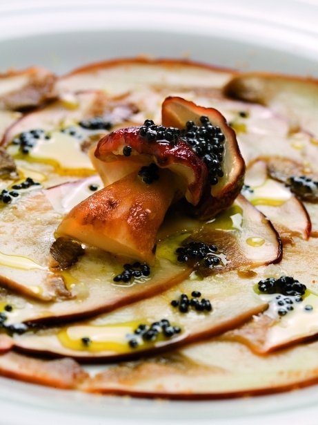 Carpaccio de boletus con caviar de sardina