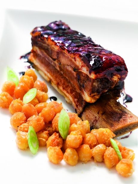 Costilla de ternera glaseada y garbanzos salteados