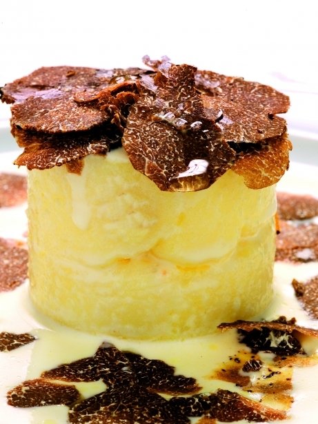 Timbal de patata, huevo, crema de parmesano y trufa de verano