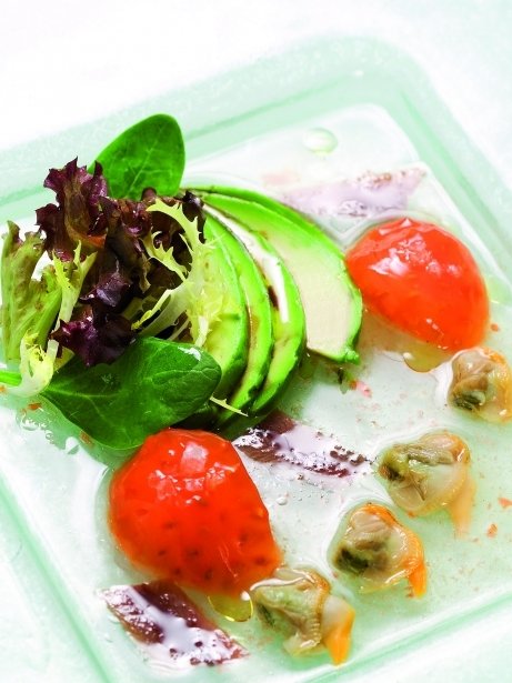 Agua de tomate iodada con berberechos, verduretes y ensalada