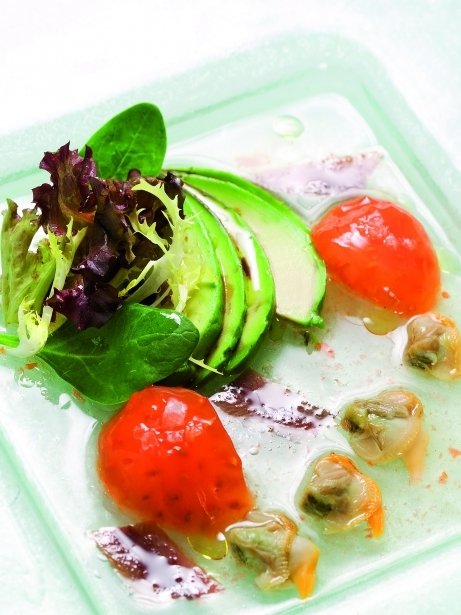 Agua de tomate yodada con berberechos, verduritas y ensalada