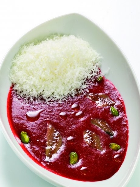 Gazpacho de cerezas, anchoas, pistachos y queso helado