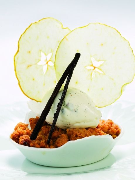 Manzana caramelizada, crumble y helado de vainilla