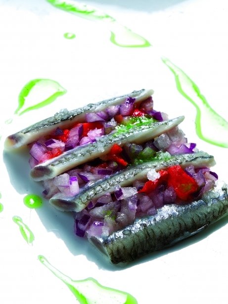 Boquerones marinados con tomate confitado y cebolla