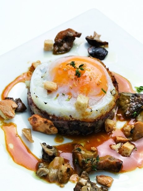 Ou dànega amb bolets i cansalada fumada