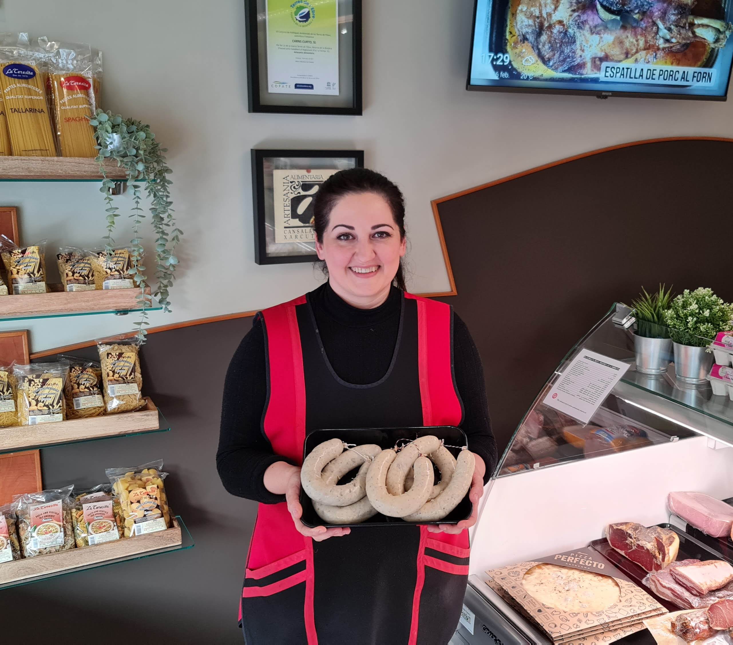 Glòria Curto, de La Carnisseria del Paulo, de Camarles, ha guanyat el premi a la Millor Botifarra d'Ou Tradicional