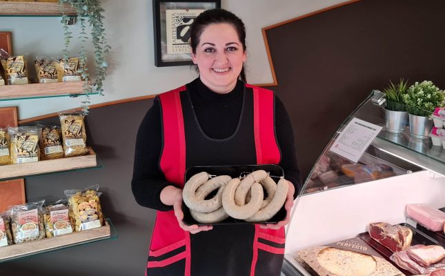 Glòria Curto, de La Carnisseria del Paulo, de Camarles, ha guanyat el premi a la Millor Botifarra d'Ou Tradicional