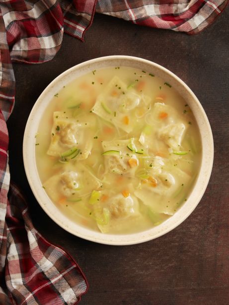 Brou escudellós i raviolis de carn d'olla