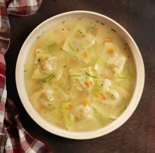 Brou escudellós i raviolis de carn d'olla