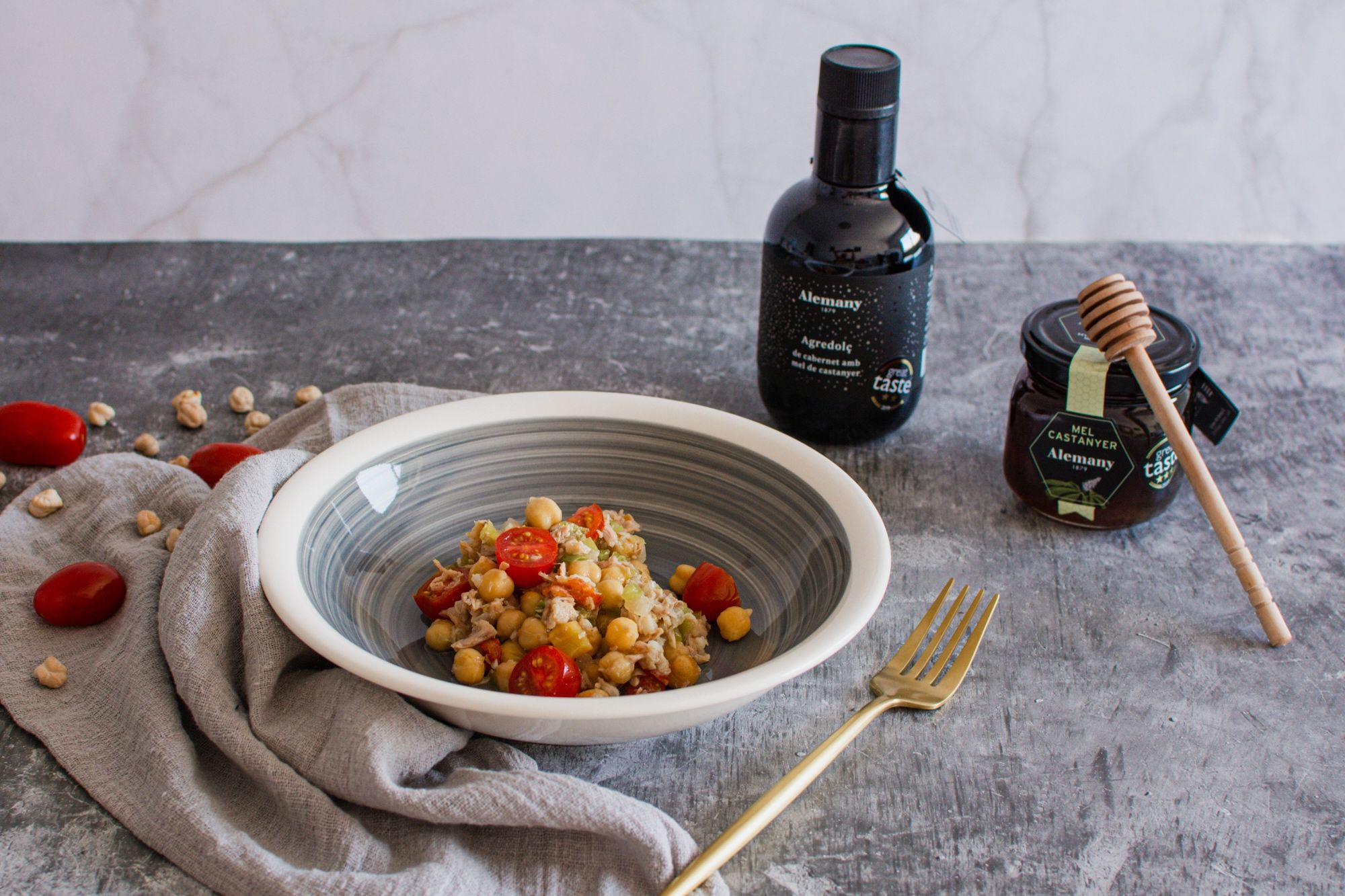 Empedrat de cigrons i tonyina amb agredolç de cabernet amb mel de castanyer