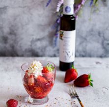 Maduixes amb nata i vinagre de poma ecològic amb mel de lavanda