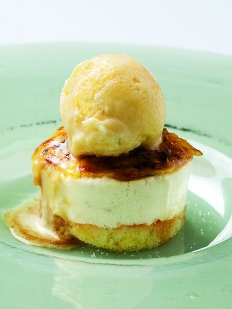 Pastel de manzana con helado de regaliz