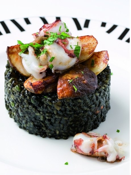 Arroz negro, sepia y setas de Burdeos