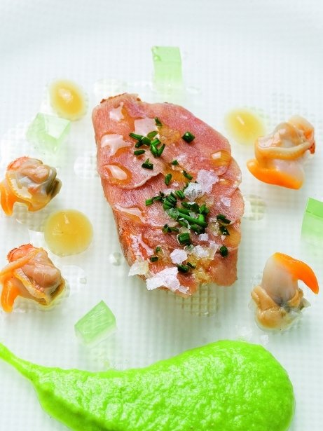 Carpaccio de ventresca de atún con espárragos