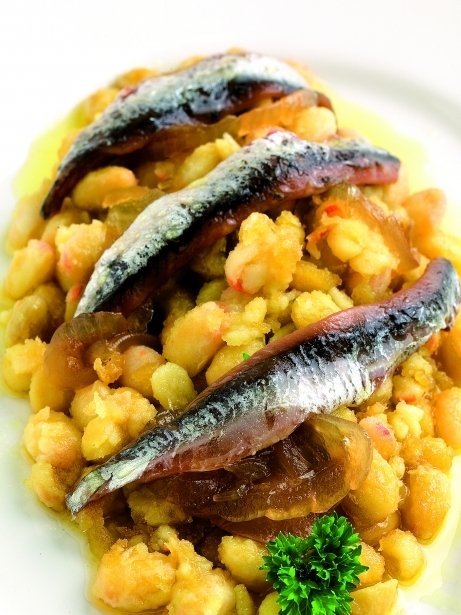 Alubias del ganxet fritas con confitura de cebolla y anchoas