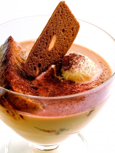 Sopa de piñones con pan de especias y crema de chocolate blanco