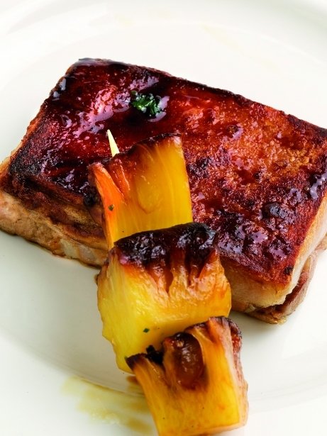 Cochinillo asado al horno con piña y jengibre