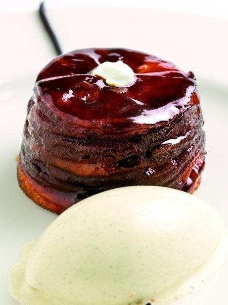 Nuestro tatin con helado de vainilla