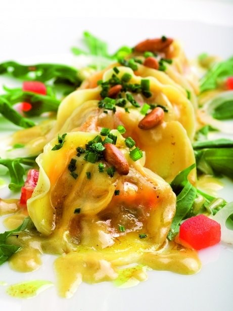 Raviolis de marisco con crema de ajos tiernos y aceite de curry