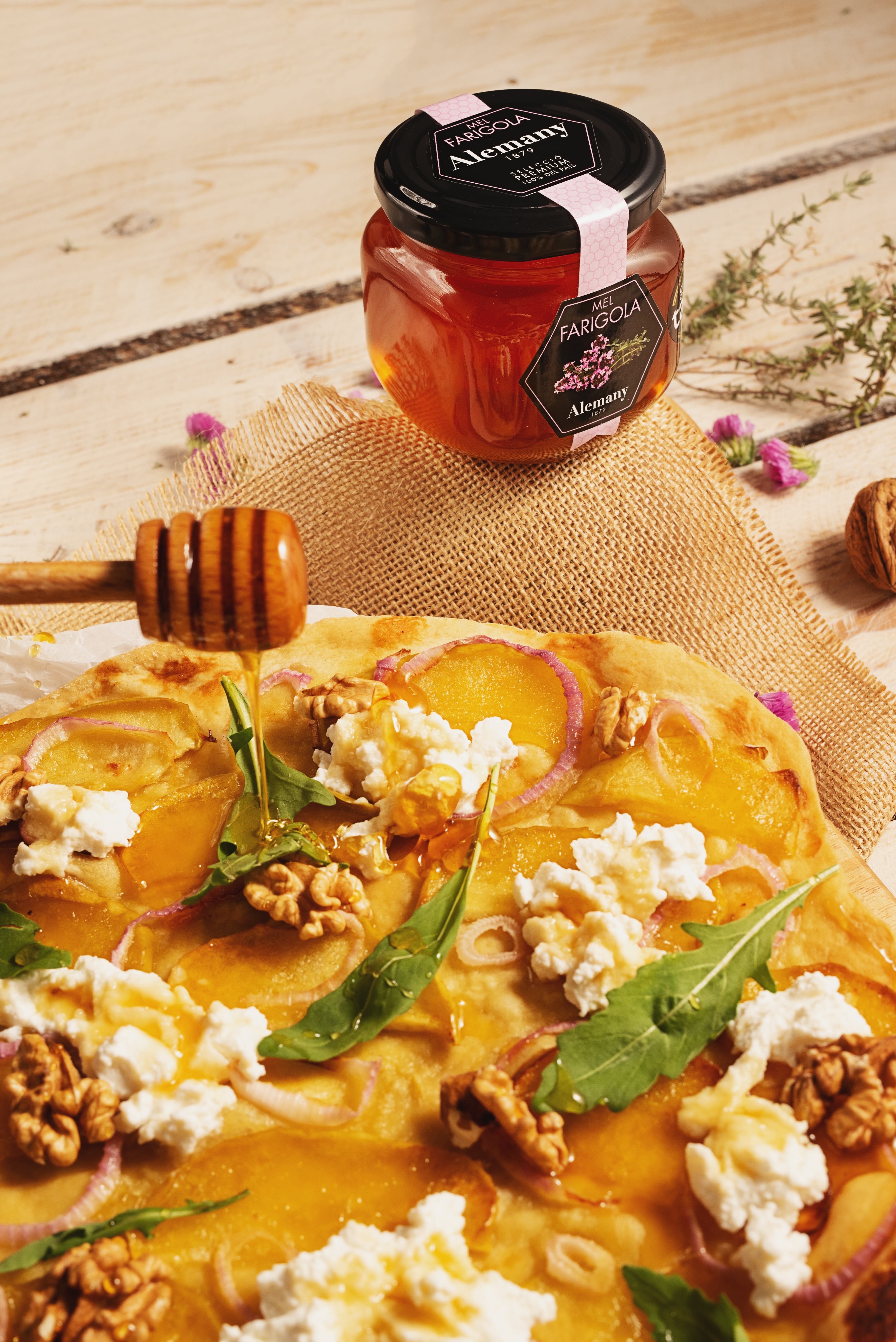 Coca de ceba caramel·litzada amb formatge de cabra i mel de farigola Alemany