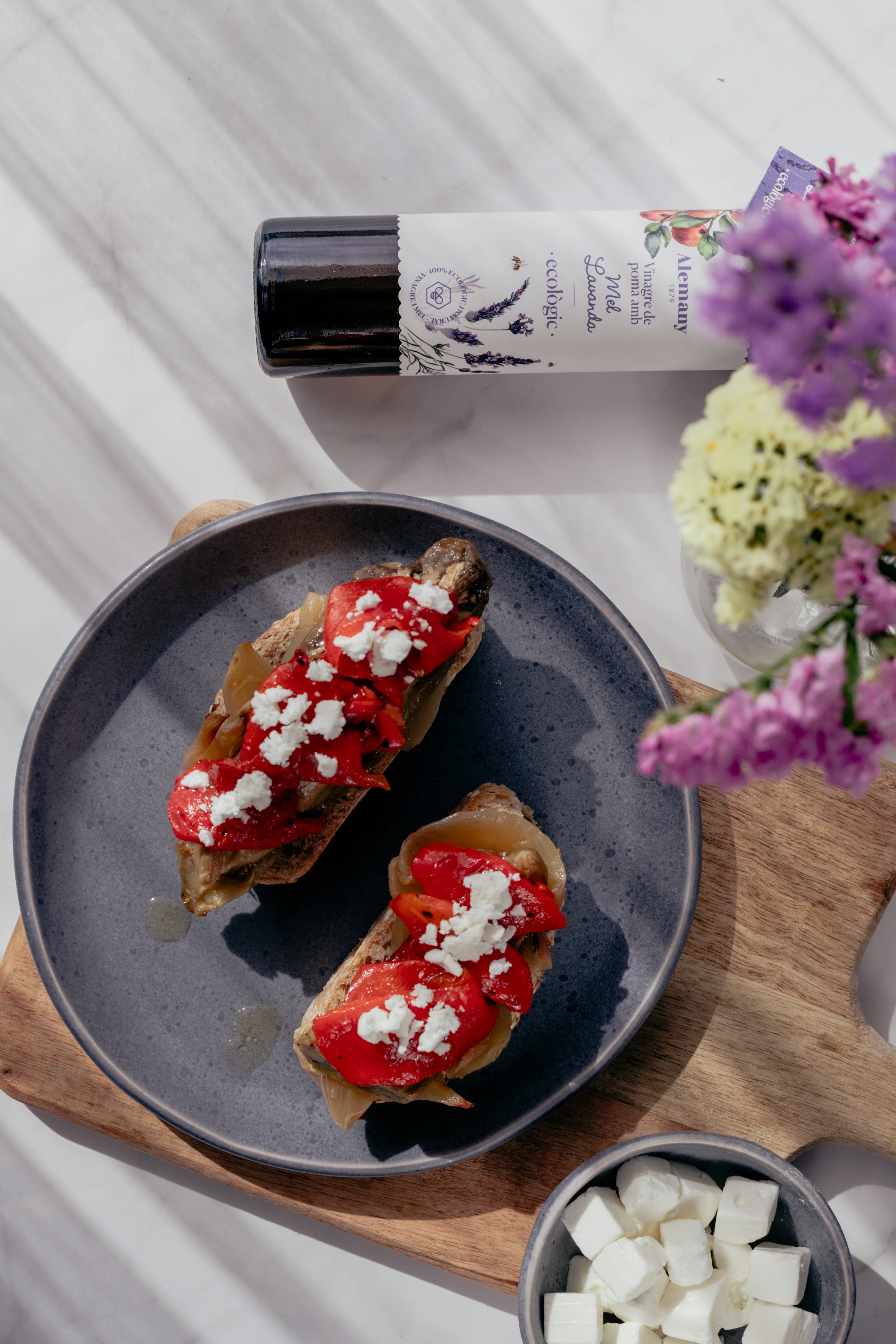 Torrada d'escalivada amb formatge feta i vinagre de poma amb mel de lavanda