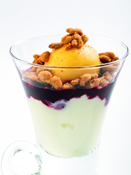 Pannacotta con compota de frutos rojos, maracuyá y crumble