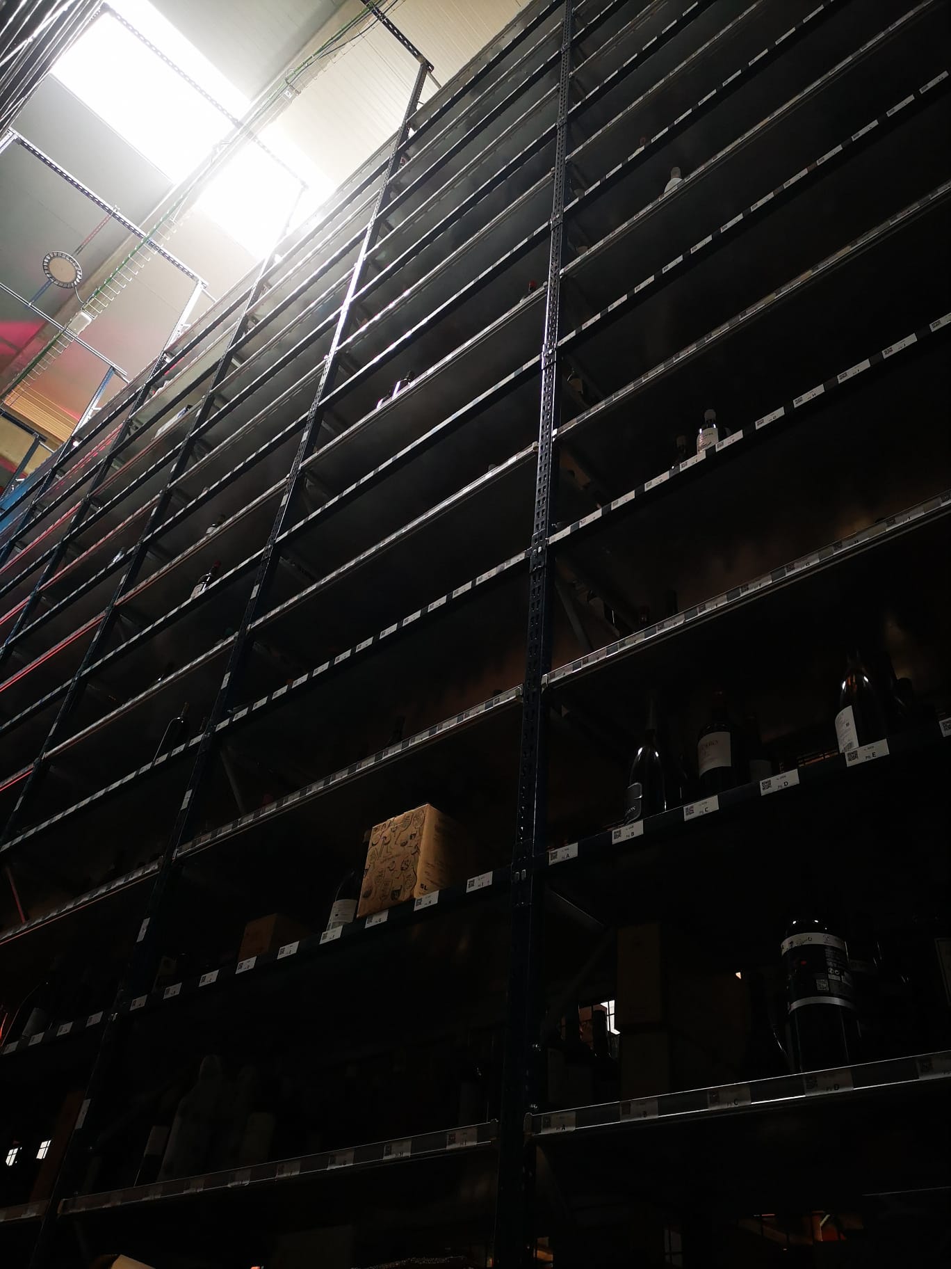 Un dels prestatges de 12 metres d'altura de la nau de Rubí